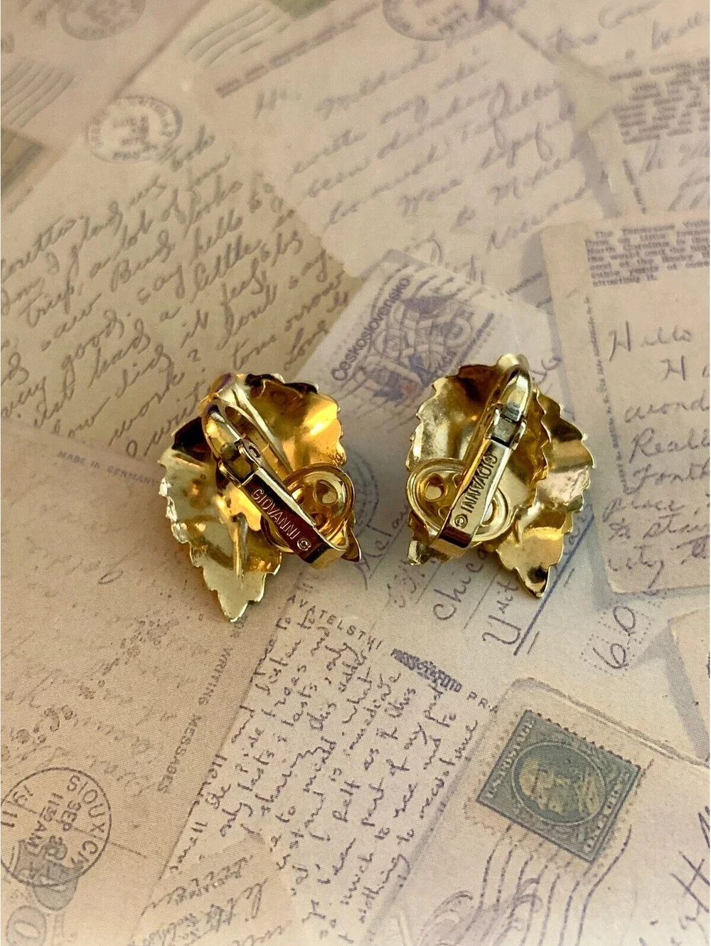 Vintage Signed Giovanni Gold Leaf Clip Earrings - Elegant Vintage Jewelry